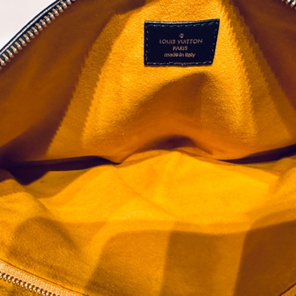 Coussin MM in Noir & Gold – Understated Glamour, Bold Refinement - Picture 4 of 12